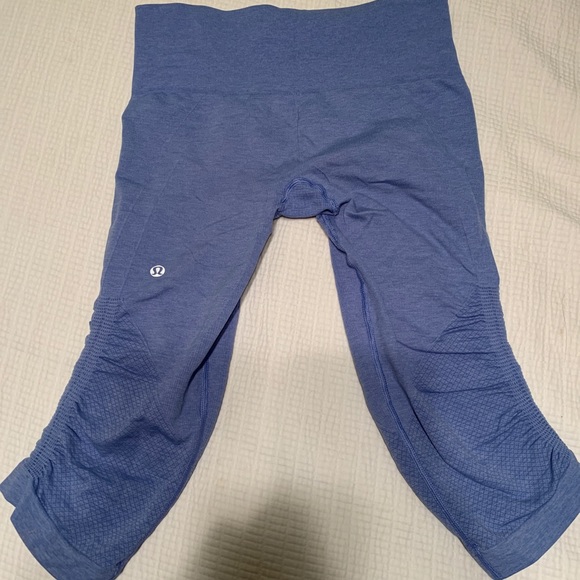 Lululemon Periwinkle In The Flow Crop - Picture 1 of 5